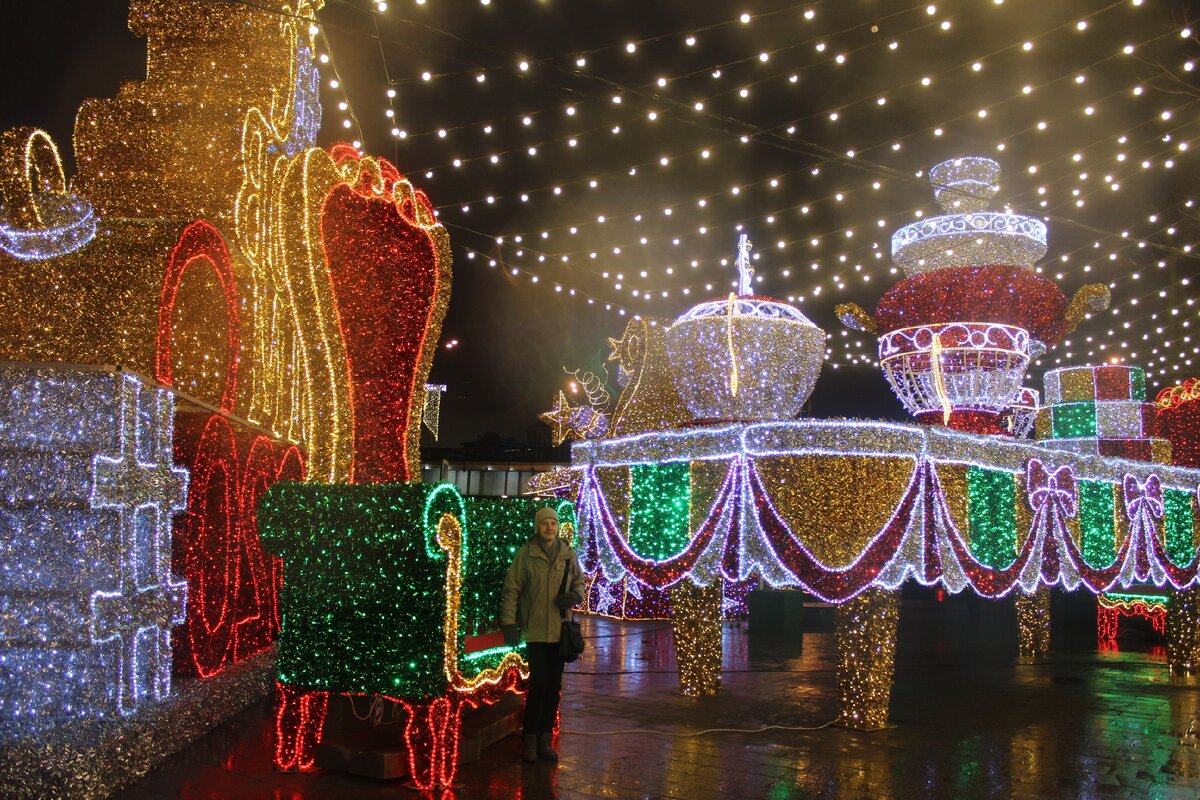 С каждым годом иллюминационная феерия всё больше, круче, масштабнее.