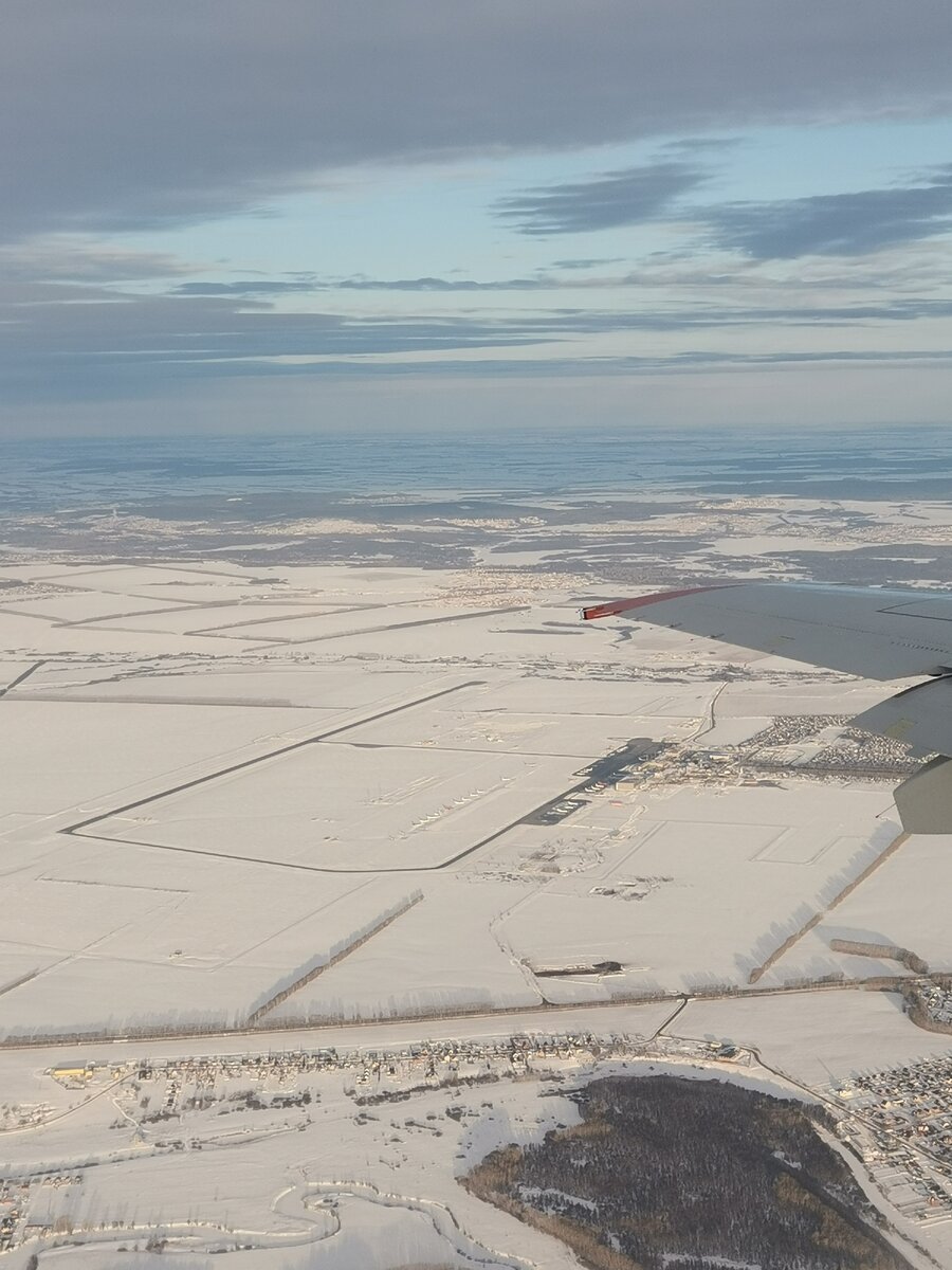 Аэропорт Уфа, единственный в РФ аэропорт с названием и идентификатором совпадающим с городом. Взлетали с дальней полосы, на ближней стоянка самолетов прилетевших на сервис или распил.