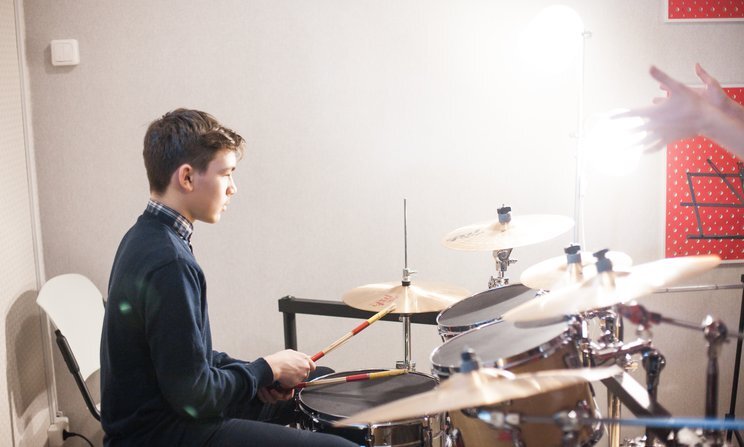 Игра на барабане