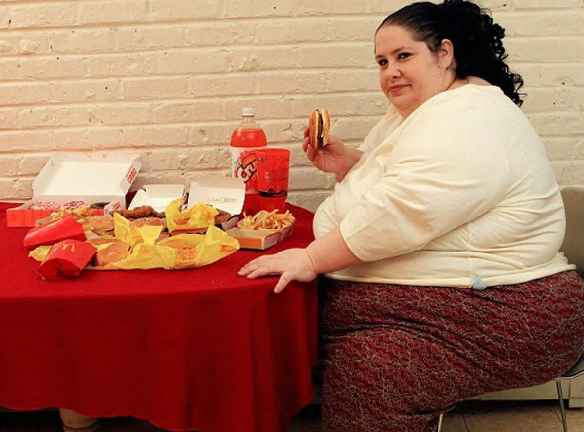 Толстая женщина с едой