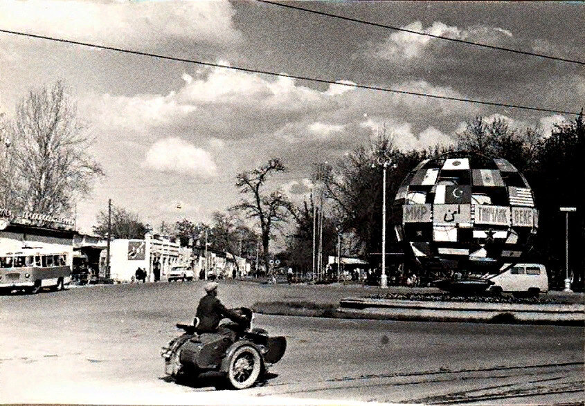 Думаю мало кто помнит этот шар на площади.