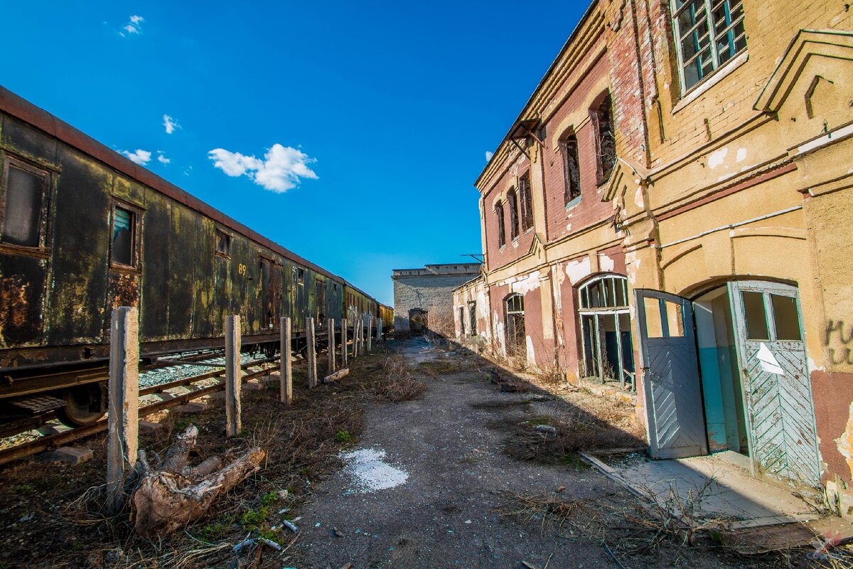 Забрели на забытые железнодорожные мастерские. На путях еще стоят вагоны, которым больше 100 лет