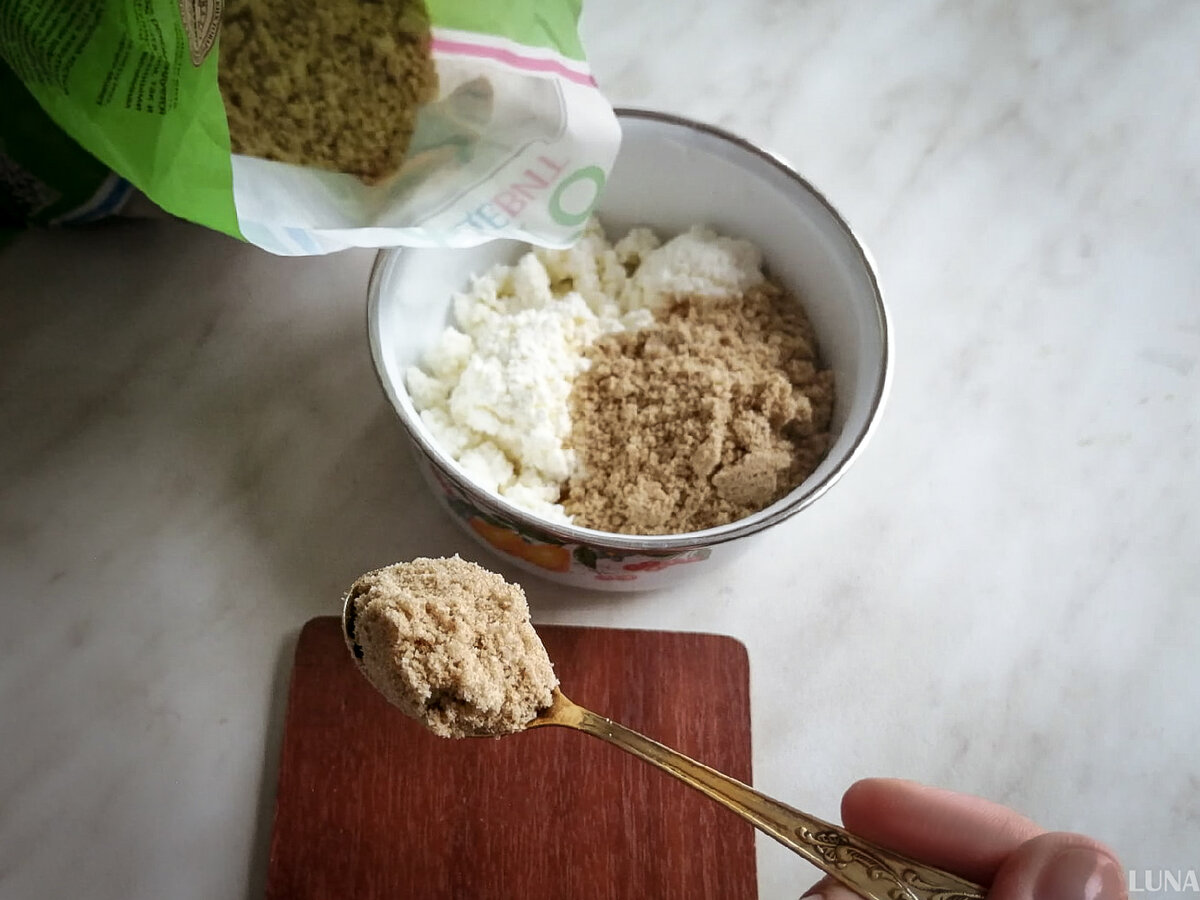 Вот так выглядит добавка, а пахнет примерно как костные субпродукты, что логично. Я ее с творогом замешиваю, иначе привередливый пес есть отказывается.