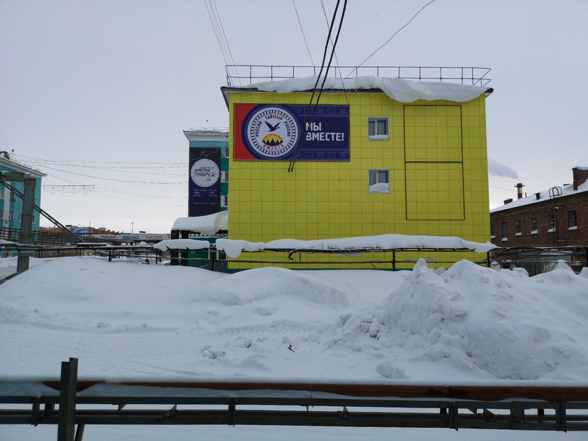 Город в Арктике, где снегоходы отбивают места на парковках у автомобилей. Кто же победит?