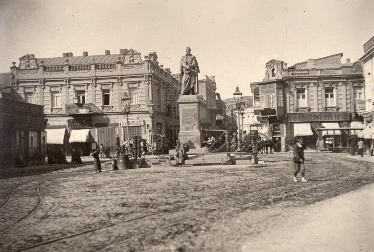 Памятник Михаилу Воронцову был установлен на одноименной площади в Тифлисе. Фото: Национальный архив Грузии.