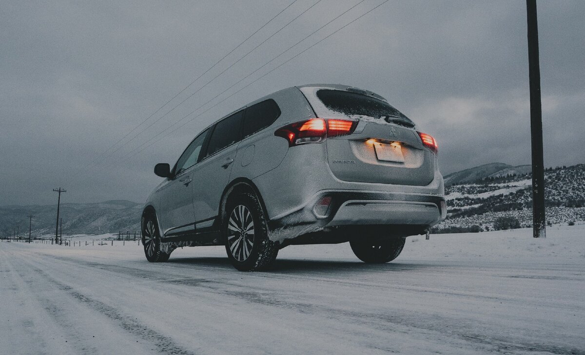 Примерно вот такой красивый автомобиль у нас был (Photo by Clay Banks on Unsplash)  