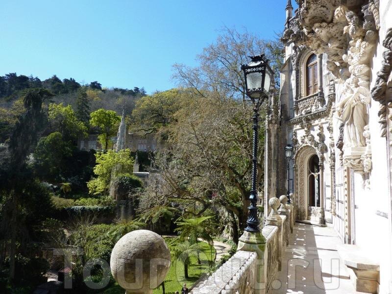 Вид с балкона дворца на сад.