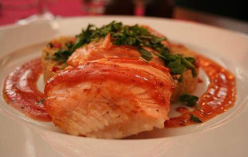 1. Горбуша под овощным соусом.
Вам понадобятся:  рыба (горбуша), помидоры, грибы (отварные), зелень (укроп, петрушка,  зеленый лук), листья салата, оливковое масло, соль, специи – по желанию.
Приготовление:  нарезаем горбушу на ровные кусочки, кладем в кастрюлю с водой и ставим  на огонь. Отдельно готовим соус: в блендер кладем мелко нарезанные  помидоры, зелень, грибы, соль и специи плюс можно добавить немного воды,  все тщательно все взбиваем. Готовый соус выливаем в соусницу, добавляем  пару чайных ложек оливкового масла. Как рыба будет готова, выкладываем  ее на большую, плоскую тарелку предварительно украсив ее листьями  салата, затем поливаем ее соусом и блюдо готово! Можно данное блюдо  украсить различными овощами.