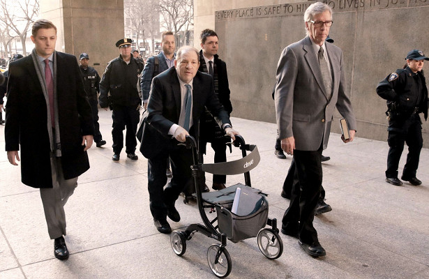 Харви Вайнштейн у здания суда