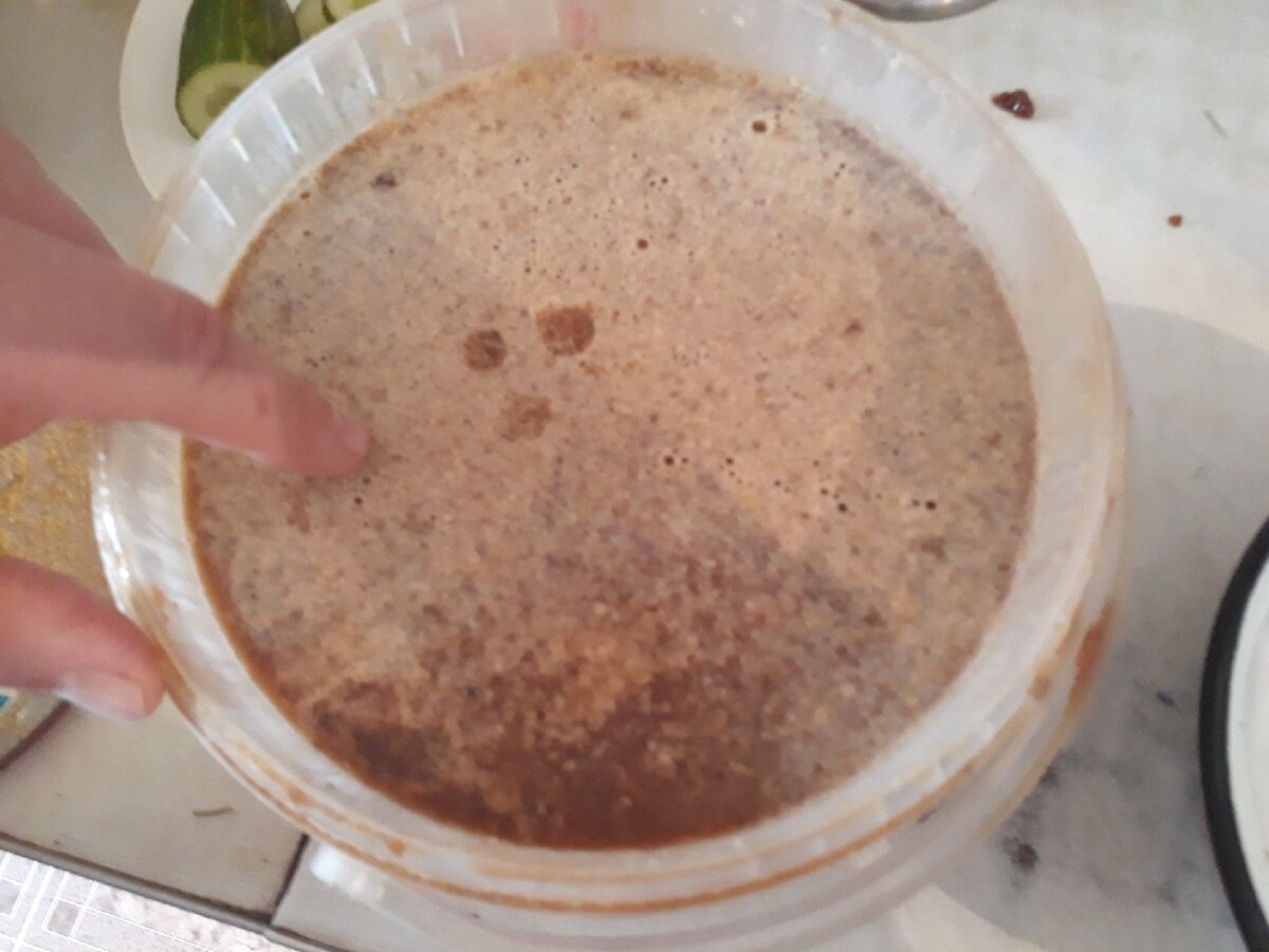 Мед брал кристаллизованный и просто разминал его рукой, до более менее жидкого состояния. 