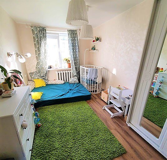 Как вам? Эстетика получилась? не слишком скучно? Все детские вещи в нижних ящиках комода, чтобы ребенок мог сам достать. А в шкафу вещи родителей. 