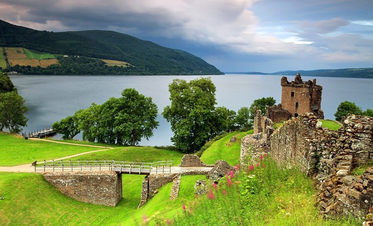 Озеро Loch Ness в Англии - ещё одно место с тайнами и загадками