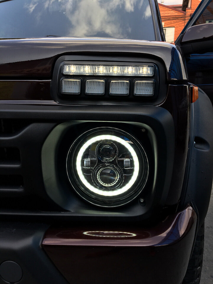 Передние светодиодные фары.