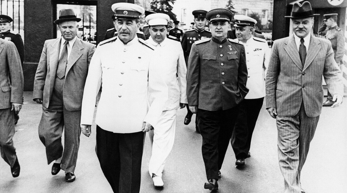 Слева направо: Хрущёв, Сталин, Маленков, Берия, Молотов.