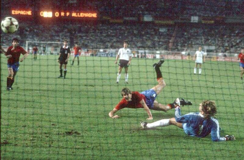 Антонио Маседа забивает мяч в ворота сборной ФРГ.