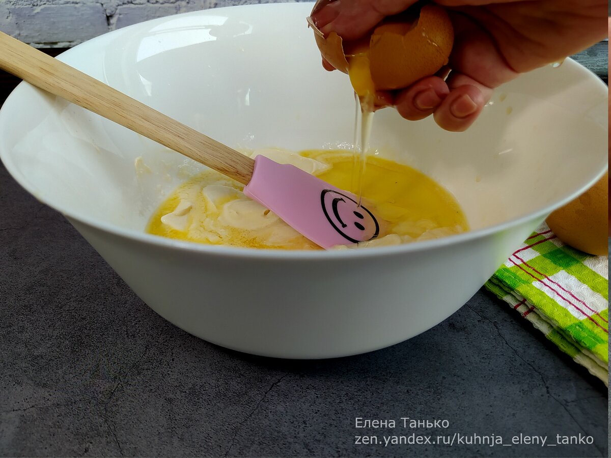 просто добавляю все одновременно: яйца, сахар 🡺 🡺 🡺