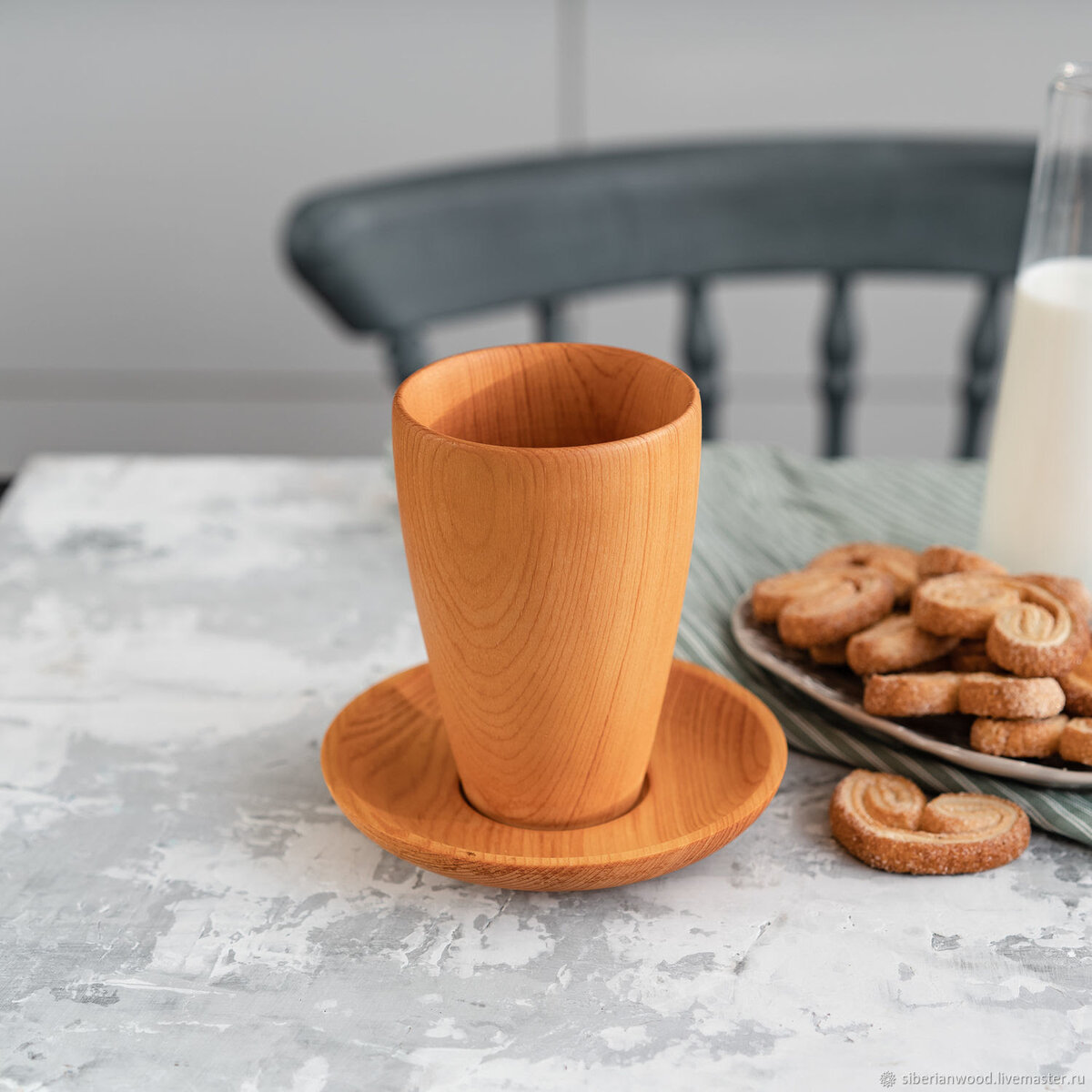 На фото: чашка и блюдце из сибирского кедра, магазин ART OF SIBERIA https://www.livemaster.ru/siberianwood