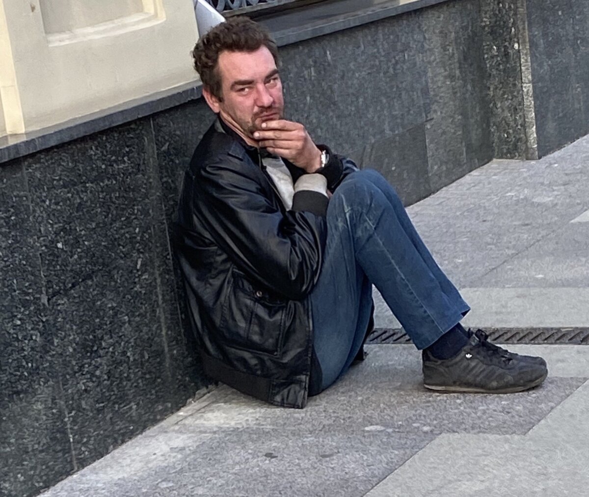 Сидит и думает о долгах...