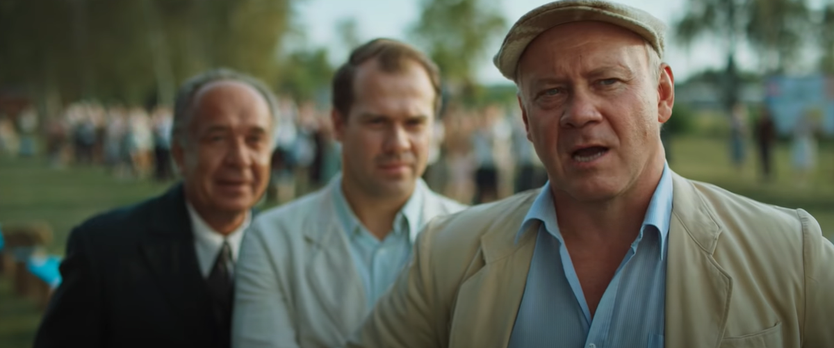 Виталий Хаев в роли тренера Маслова (скриншот трейлера фильма "Стрельцов")