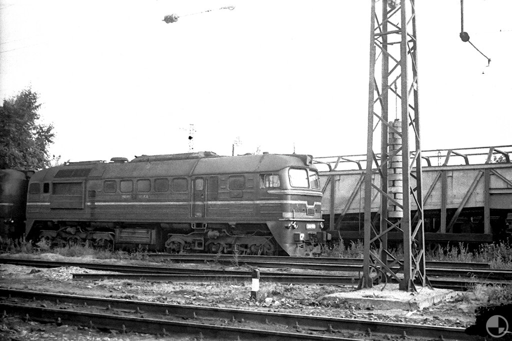 Это на территории депо - 2М62 первых серий, с круглыми буферными. Номер не знаю :(