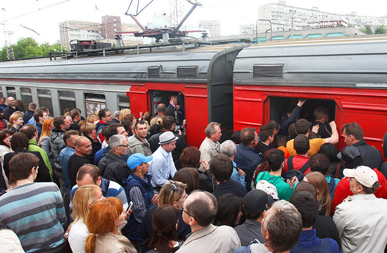 Что движет всеми этими людьми, когда в 6 утра они уже штурмуют электричку по дороге на работу, а вечером этом цирк повторяется по дороге домой.