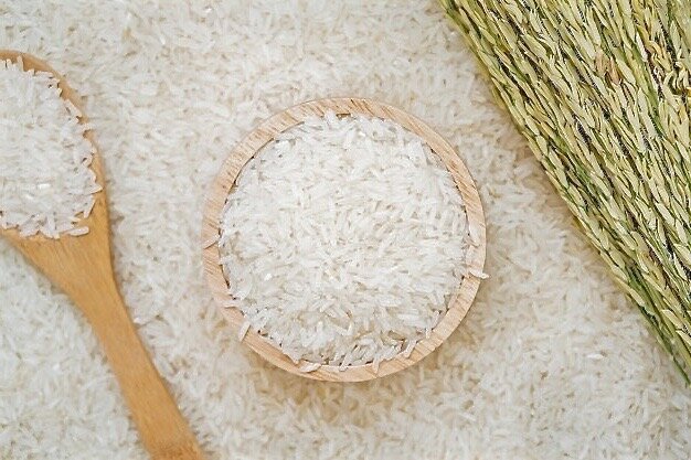 Рисовые зерна и колоски.