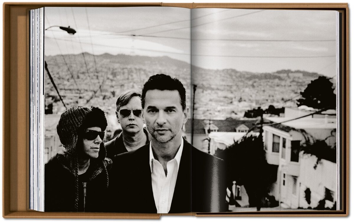 Источник фото: https://www.taschen.com/pages/en/catalogue/music/all/66929/facts.depeche_mode_by_anton_corbijn.htm