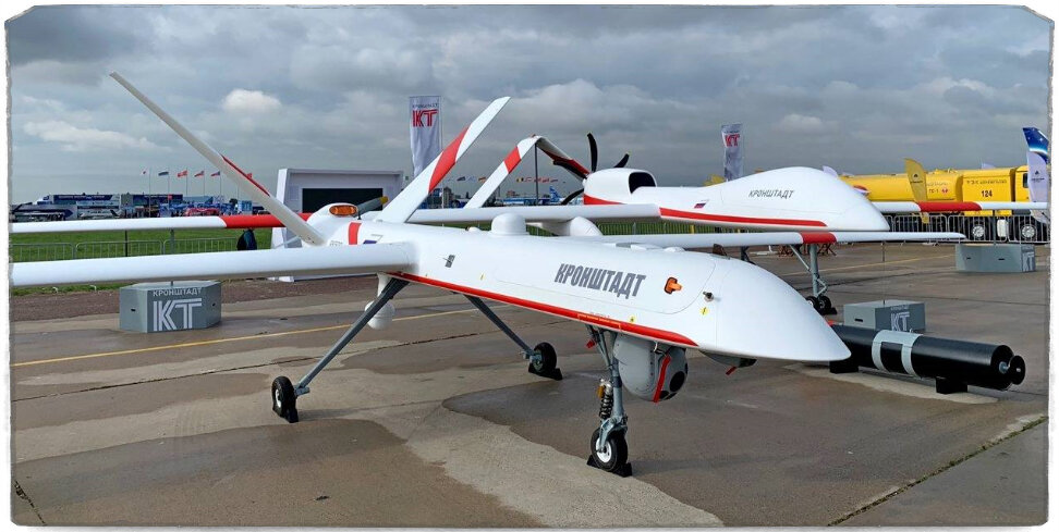 Источник: ООО «Группа Кронштадт». Гражданская версия "Ориона" с мирным боеприпасом для тушения лесных пожаров. Позади 5-тонная версия "Ориона" под названием "Гелиос". 