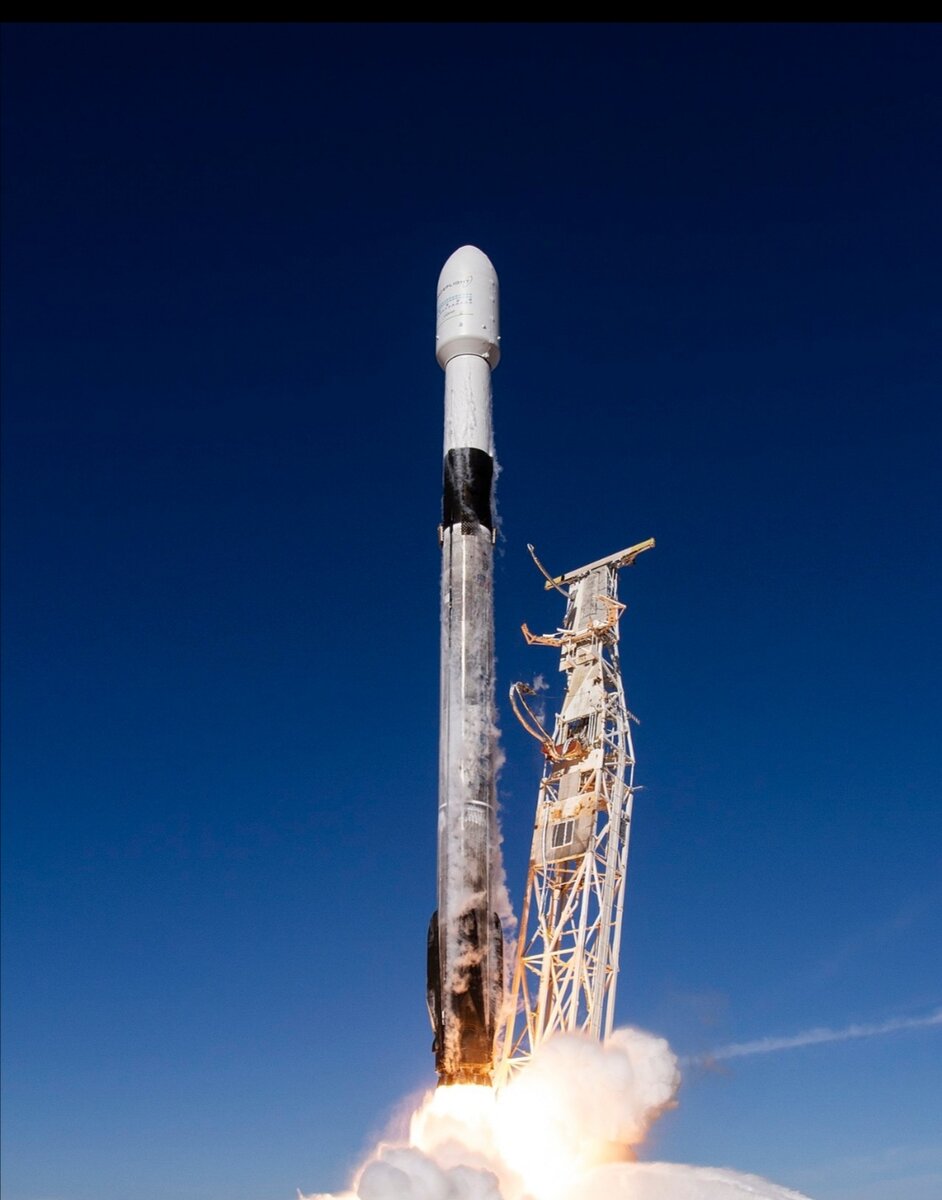 Первая ступень почернела от сажи и последствий повторного входа в атмосферу после предыдущих полетов.