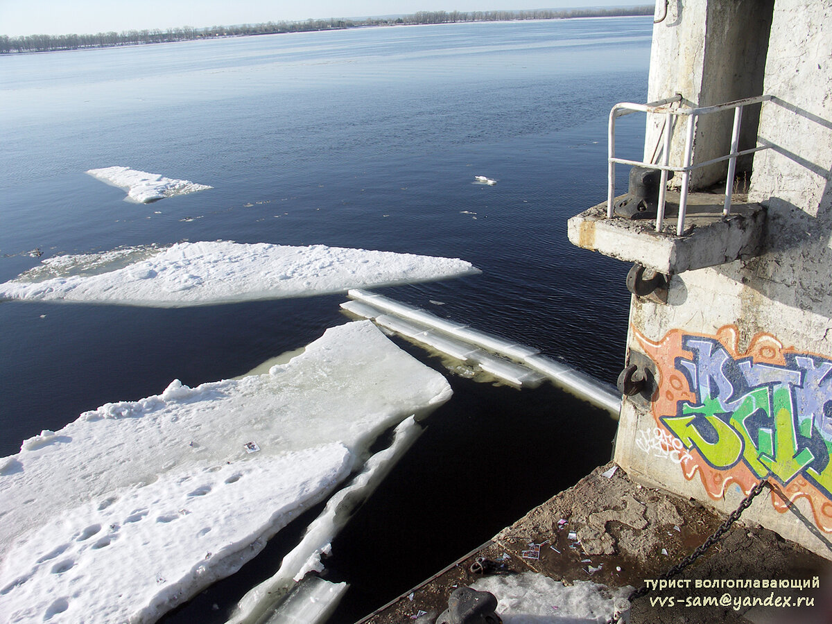На эстакаде причала №3. Рядом, на льдине – «…следы невиданных...  людей…». Фото 04.04.2010.