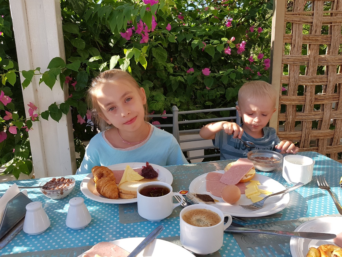 Дочь и сын во время путешествия по Греции, о. Родос. Фото из личного архива автора.