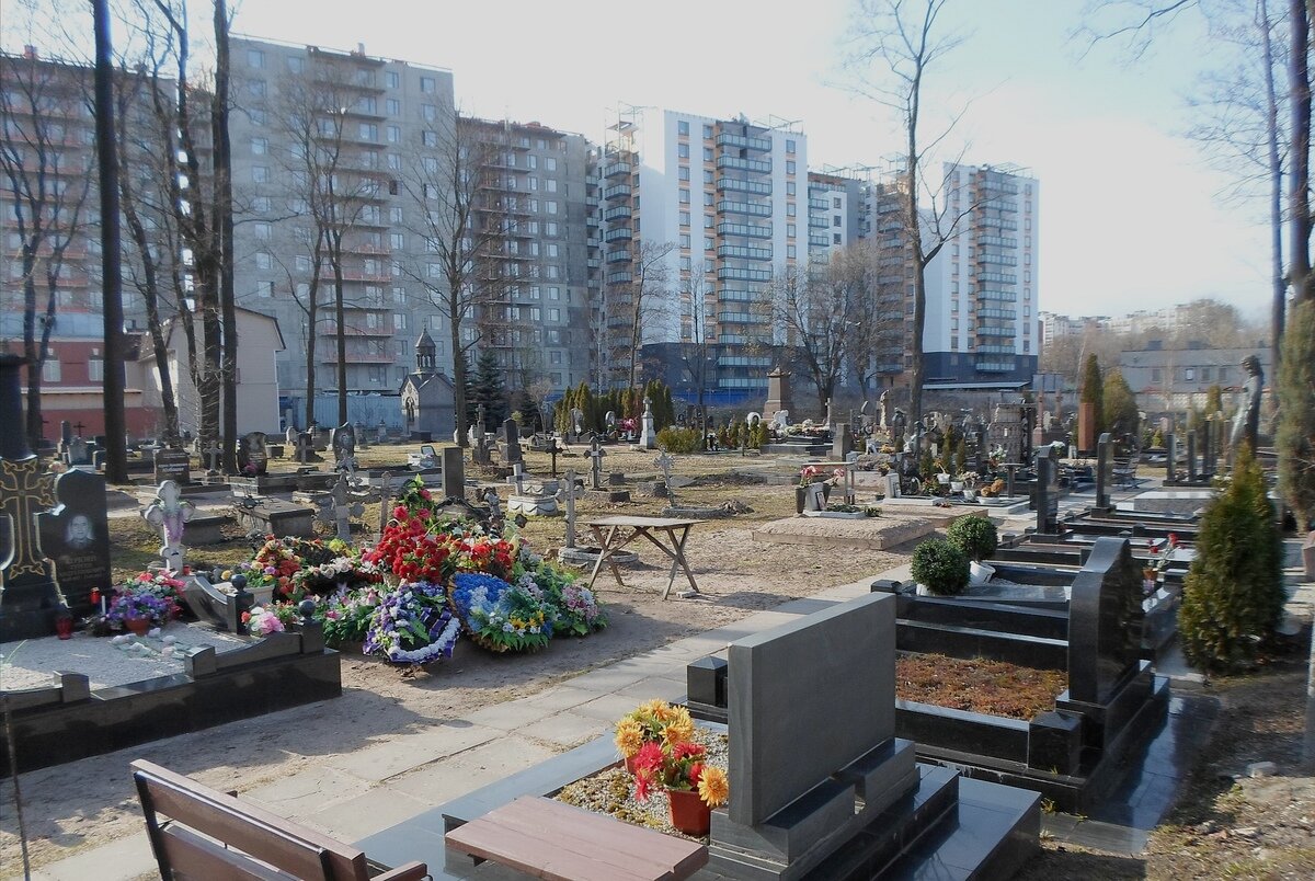 Улица беринга санкт петербург кладбище во дворе
