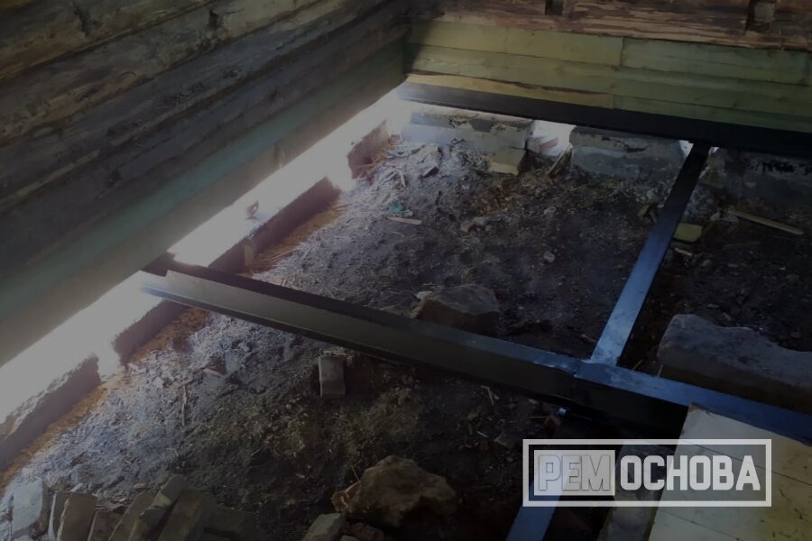 Подъем дома на свайно-винтовой фундамент с прирубом двух нижних венцов в дер. Новое Хинколово