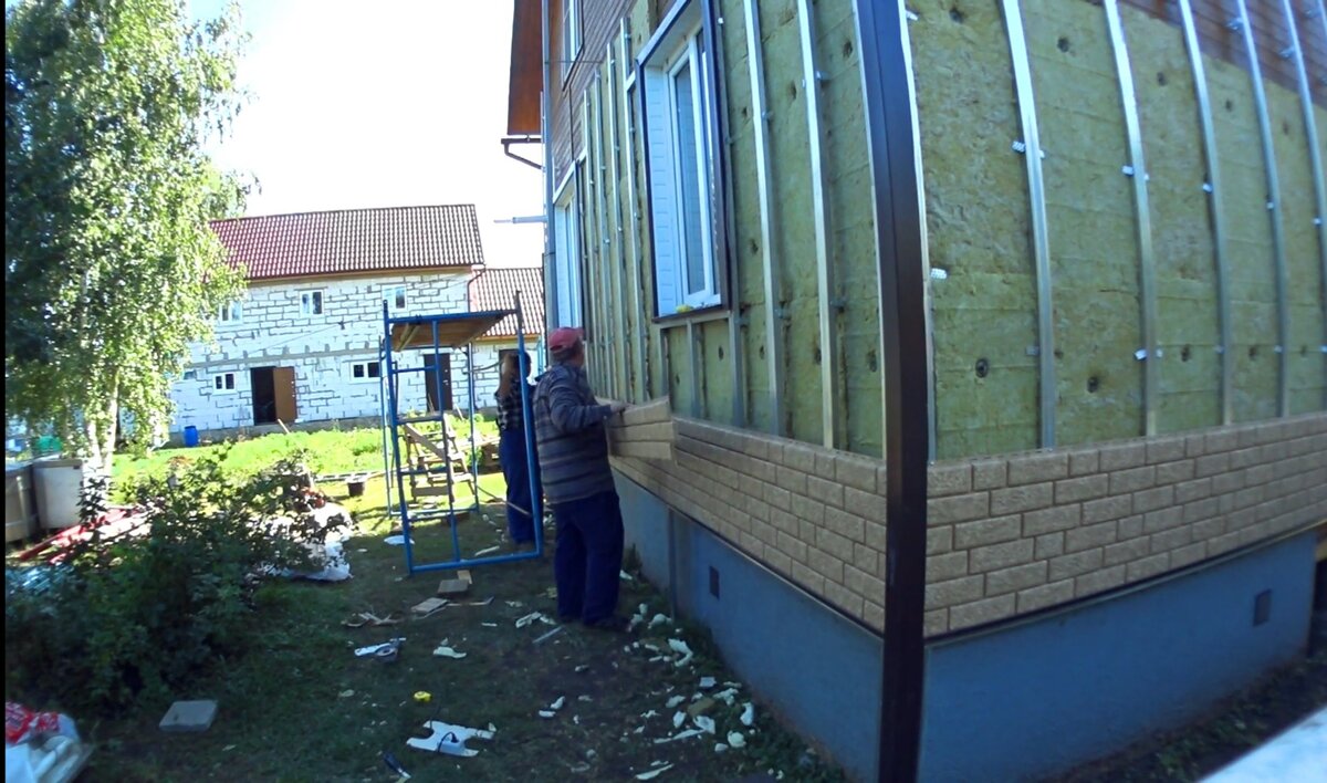 Очень важно знать:

При монтаже обрешётки необходимо быть очень внимательными, тщательно размечать и проверять получение ровной вертикальной плоскости с помощью отвесов и длинных правил-уровней. Если этого не предпринять, то рискуете получить волнообразную неровную обшивку фасада.