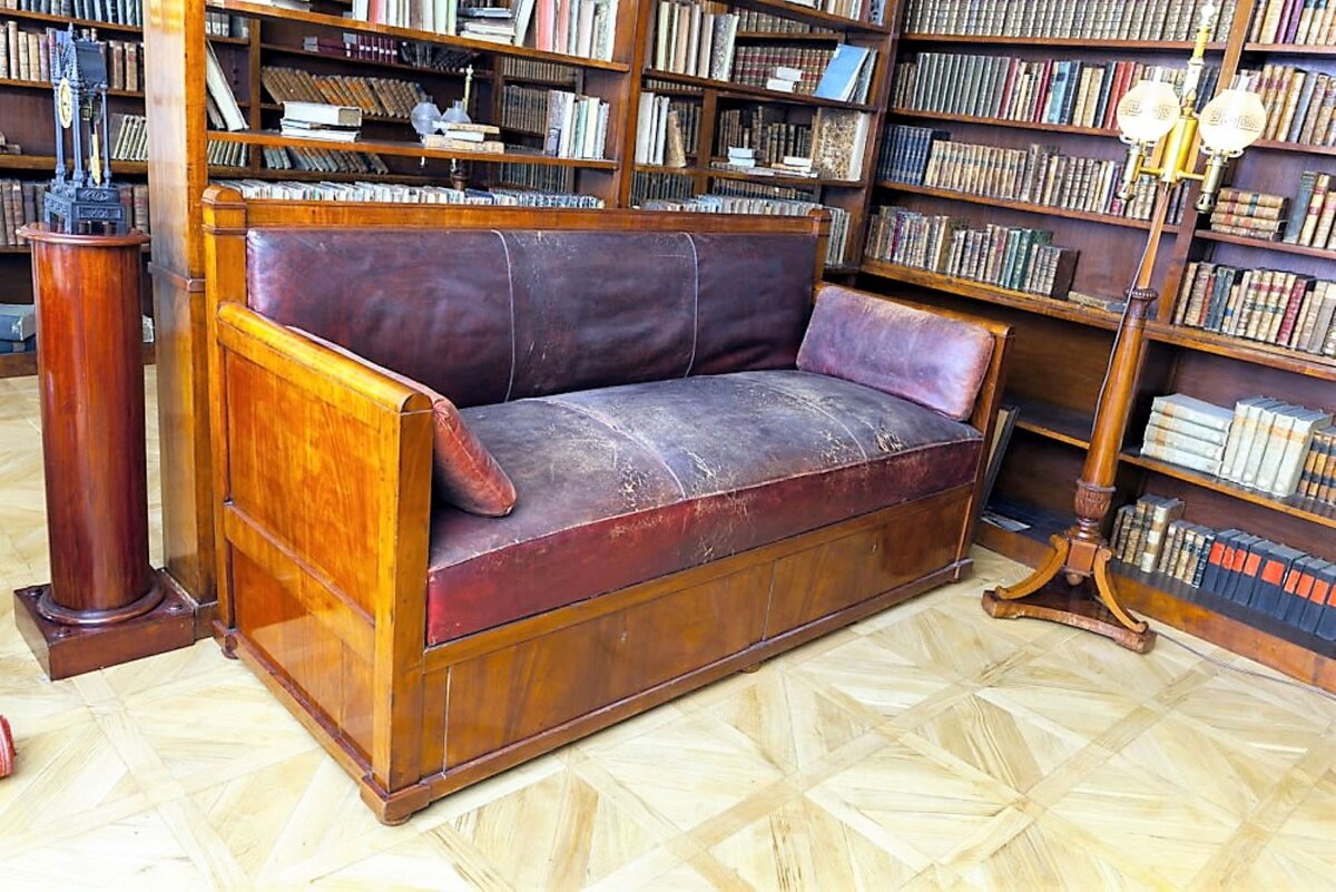 Кровать поэта с каплями его крови»: диван, на котором умер Пушкин