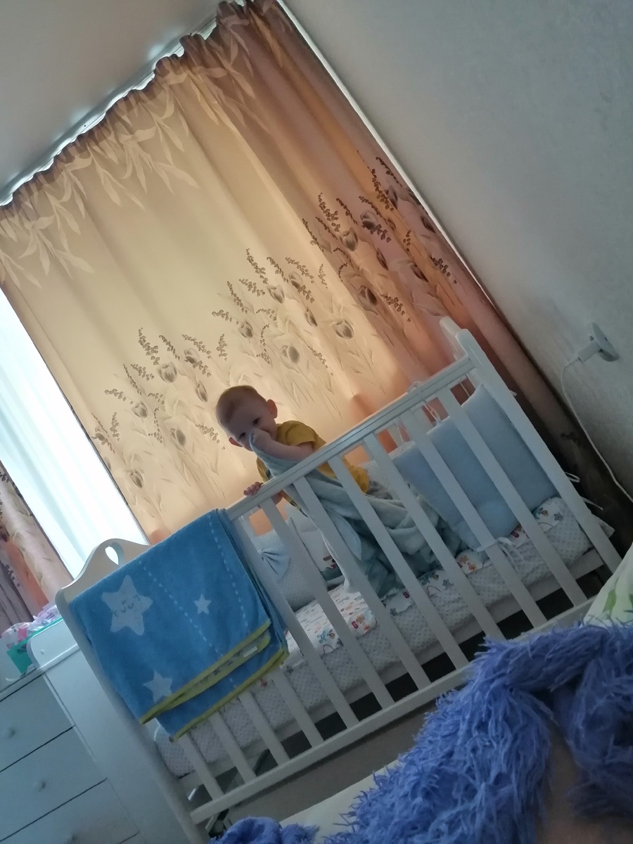 1.Заметили такие интересные действия от нашего сынишки, когда он покапризничает, он начинает нюхать свой любимый пледик, вроде бы запахов от него никаких нет, порошки все без запахов, но почему же он его постоянно вот так нюхает, так и не известно, а самое интересное, как он его понюхает он начинает засыпать, буквально 2-3 минуты и всё, уже сопит, засыпает даже тогда когда просыпается. 