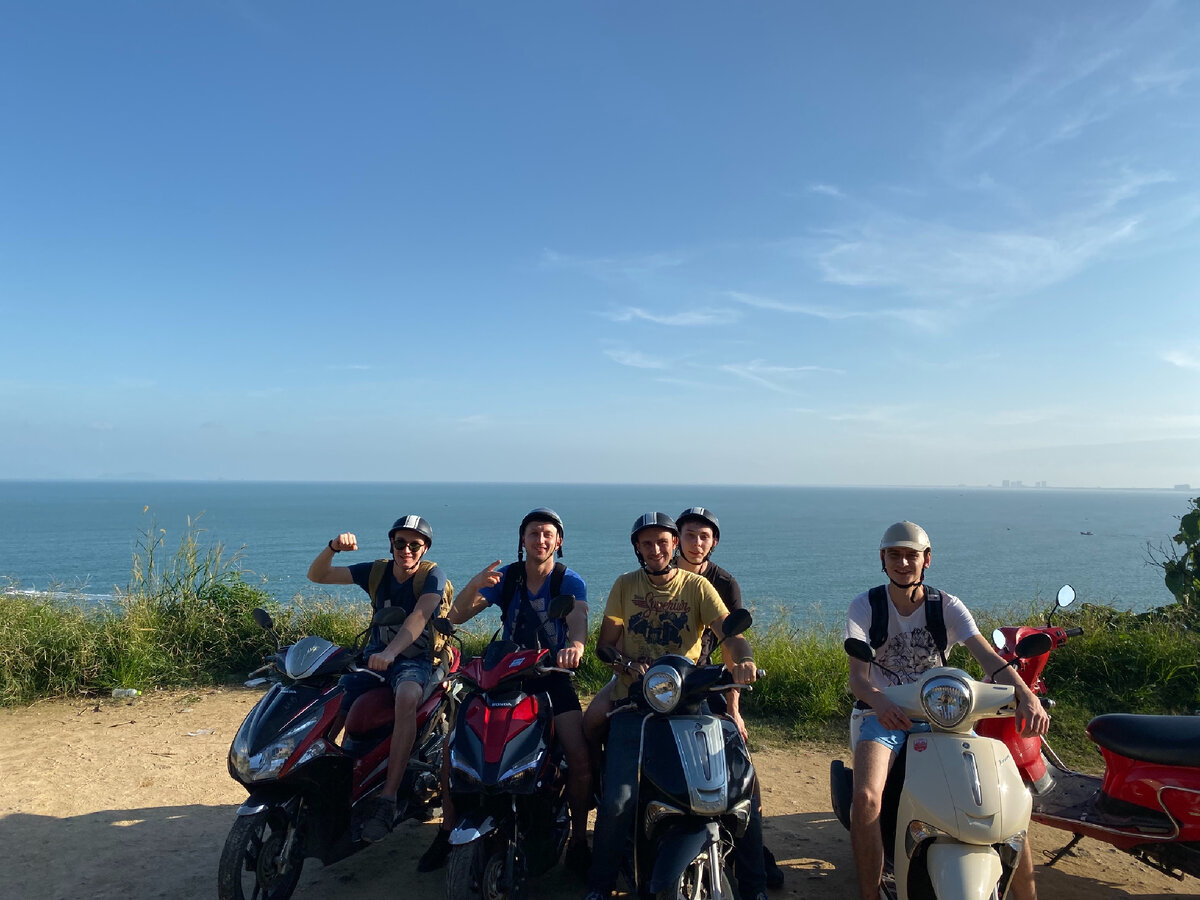 Тут мы на скутерах 