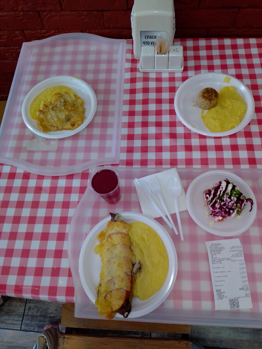 Наш обед в столовой "Щи-борщи" (это мы взяли на троих, но потом еще брали добавку). Фото автора.