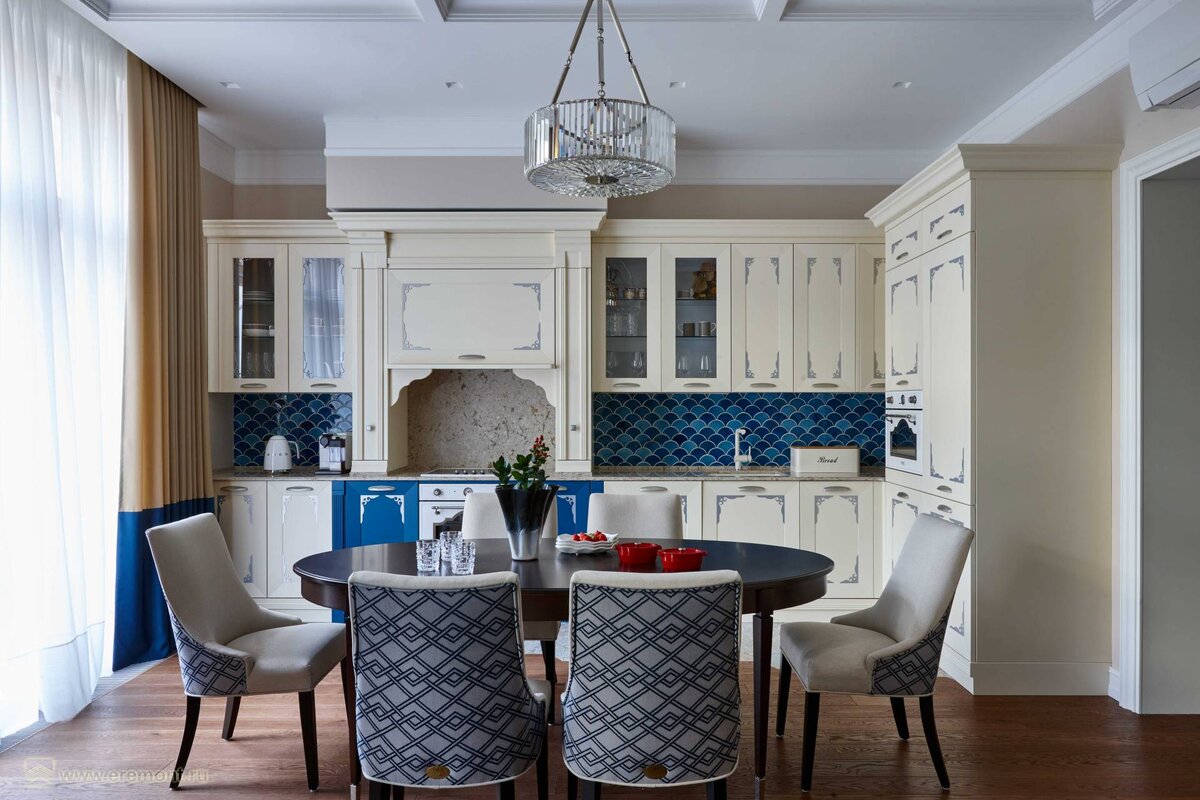 Кухня-столовая с кесонным потолком и изразцовой плиткой