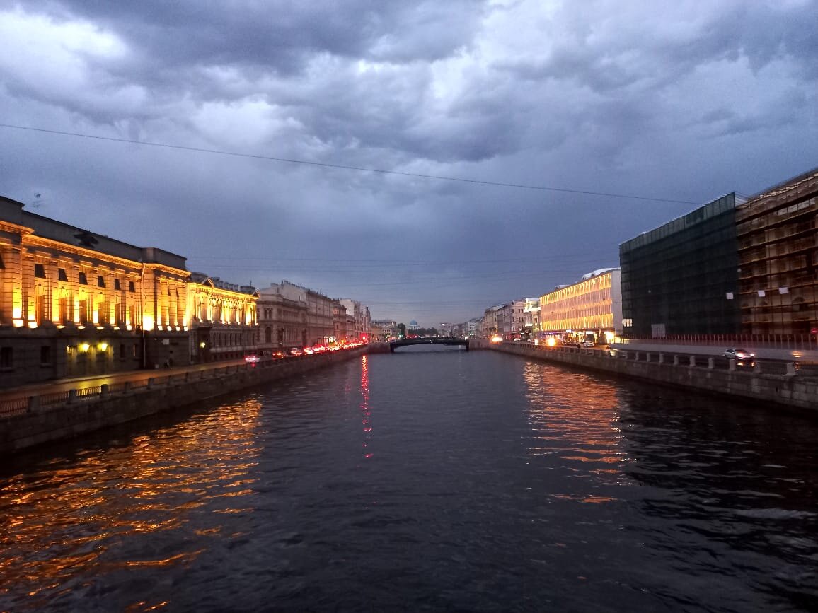 Набережная реки Фонтанки. На фото справа изображено светлое светящее здание. Это дом 59. Там расположен Бизнес-центр "Лениздат", где я арендую офис.