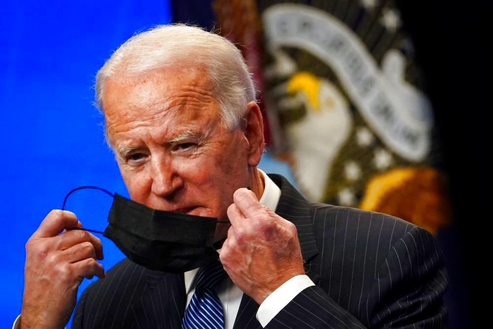 Администрация Байдена не может диктовать все решения на мировой арене. "Это сложная логистика, но я думаю, что мы показали, что это вполне выполнимо", - сказал Смит в интервью NPR. "В некоторых странах требуется... принять новые законы в парламенте, чтобы они могли принять эти вакцины, так что это сложная логистическая задача, но я думаю, мы показали, что это вполне выполнимо".