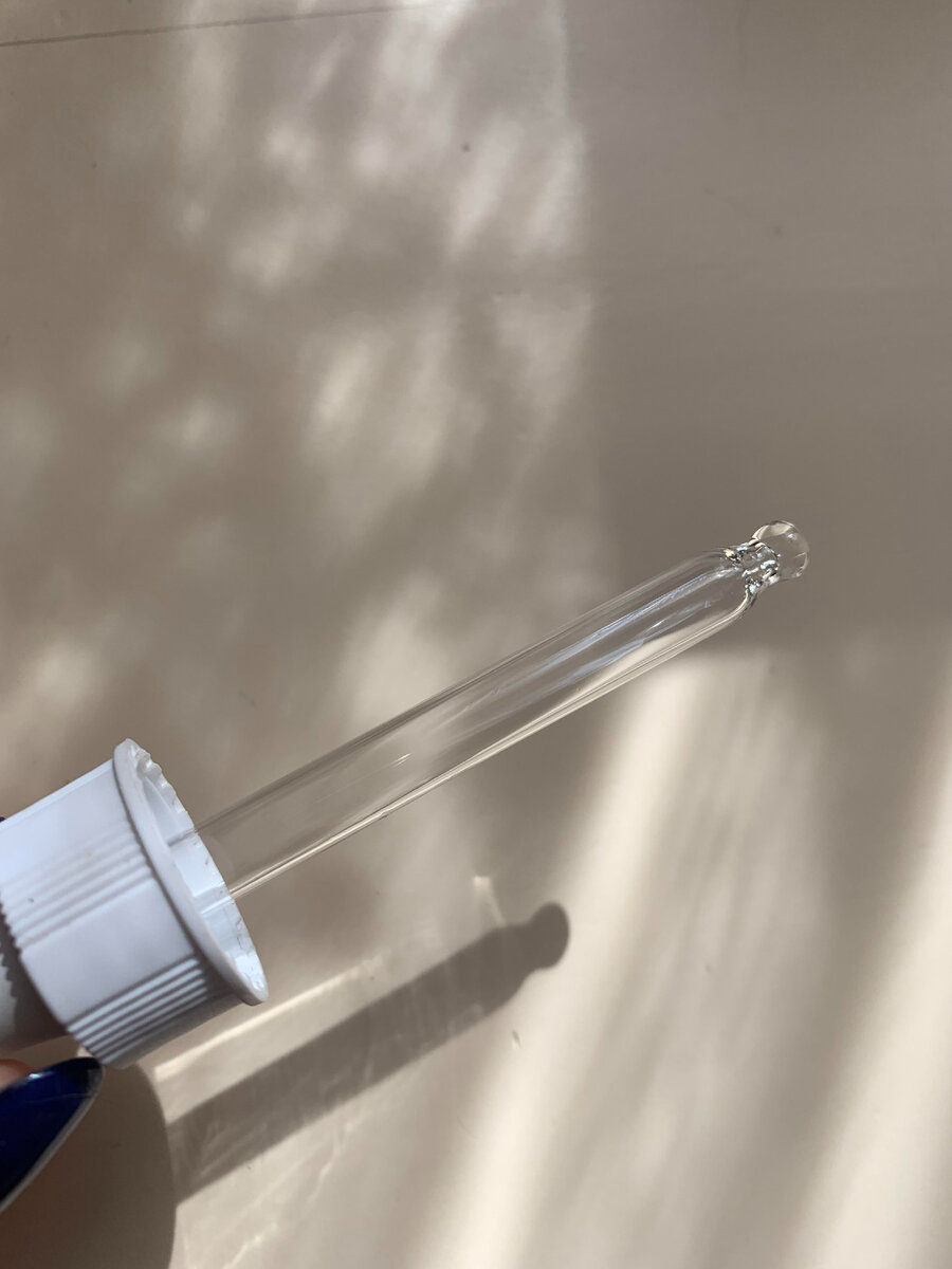 Крышечка прорезинена, что позволяет плотно ее закрутить, и не  брать средство с собой, не боясь, что оно вытечет. 