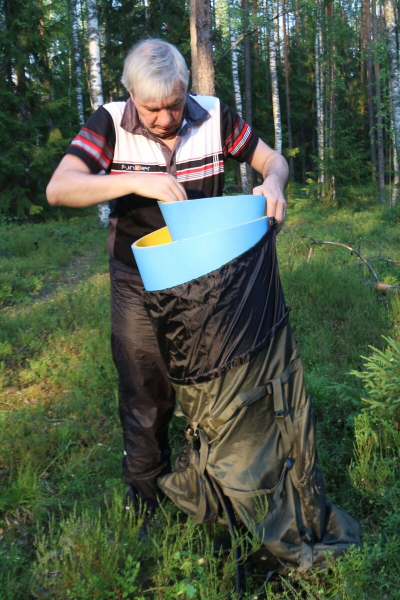 Можно положить коврик внутрь рюкзака — его будет проще набивать. Но коврик «съест» часть объема