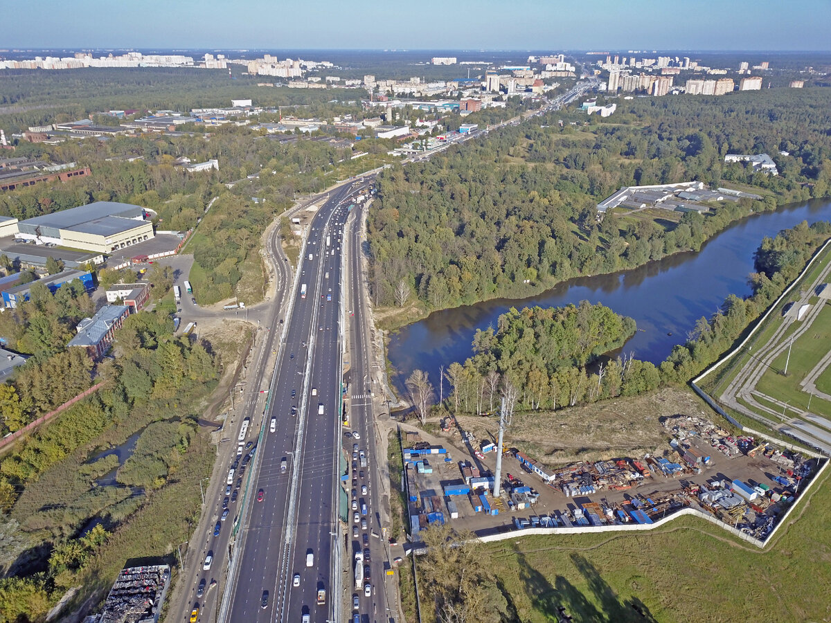 Трасса М-7 "Волга" в Балашихе. Рядом р. Пехорка и Усадьба Горенки. Фото: Росавтодор.