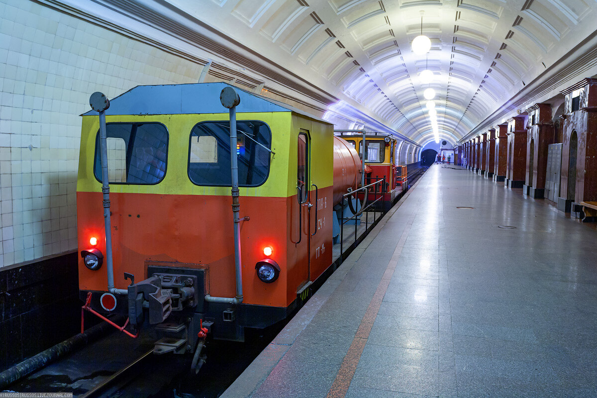 Поезда метро 2. Метро 2 поезда. Перегон Комсомольская Красносельская. Красные ворота, Комсомольская. Перегон Фрунзенская московские ворота.