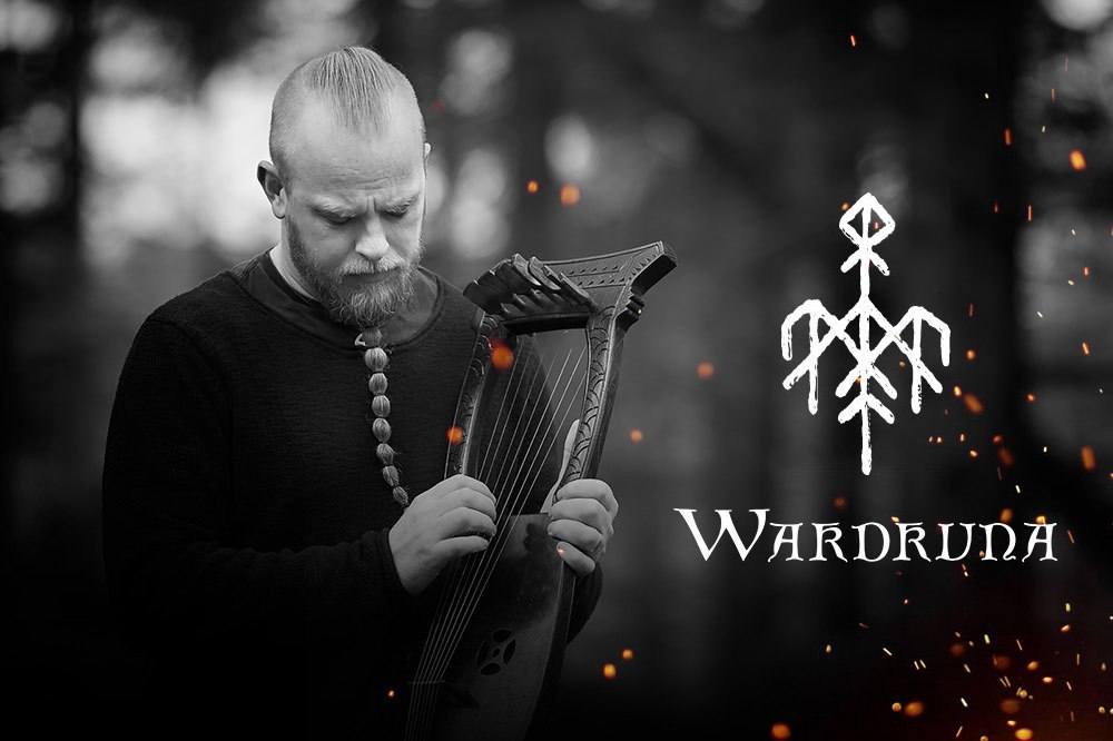 Эйнар Сельвик и его лира.  Как и остальные древнегерманские арфы, данный инструмент называется "лирой". Это можно объяснить тем, что в эпоху романтизма повсеместно распространилась классическая арфа, а первоначальный древнегерманский вид арфы был практически  забыт, происходило смещение терминов, и древняя арфа была именована "лирой",  чтобы не спутать её с арфой современной.