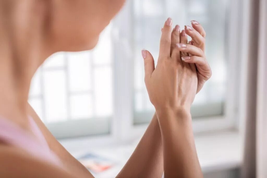 Почему сводит судорогой пальцы на руках: причины и способы облегчения