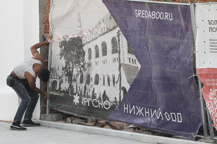 За неделю до юбилея город, по крайней мере его центральная часть, все еще охвачен ремонтом: туда-сюда снуют рабочие, которые возят стройматериалы, доделывают дороги, освещение, газоны и пр.