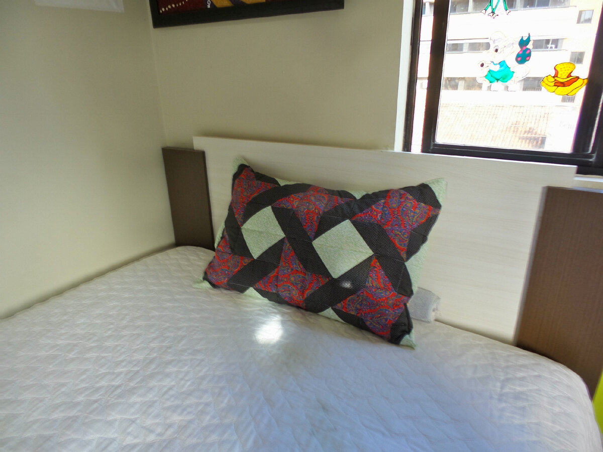 Наволочка пэчворк. Потеряла эту подушку в госпитале, где лечился от пневмании муж в июне 2021 года