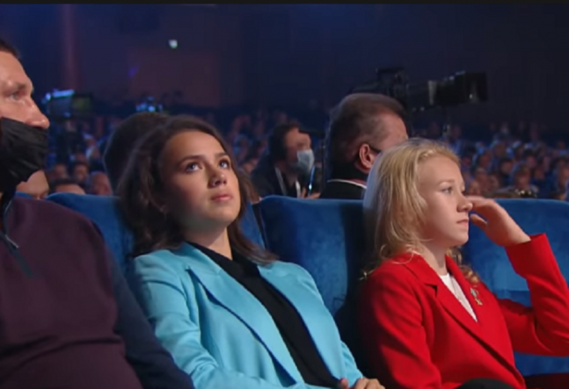Алина в зрительном зале 
